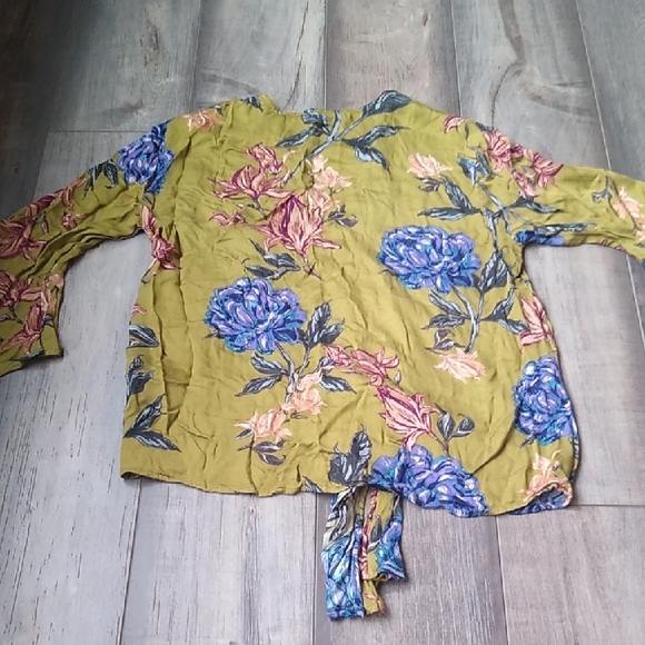 Floral Ruffle Sleeve Tie-Front Top - Picture 5 of 7